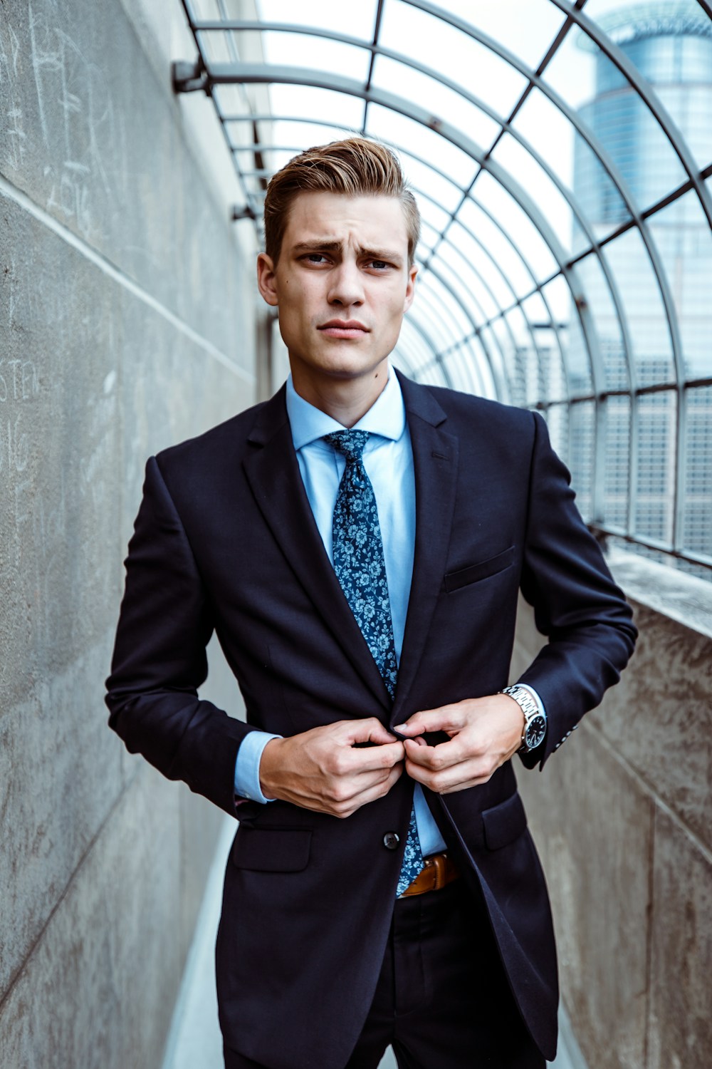 Referencia de traje azul oscuro con camisa celeste